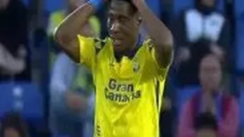 申真谞在新加坡南洋杯决赛中击败王星昊，首局获胜战幕拉开